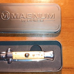 Нож BOKER MAGNUM SICILIAN NEEDLE OLIVE WOOD BK01MB279